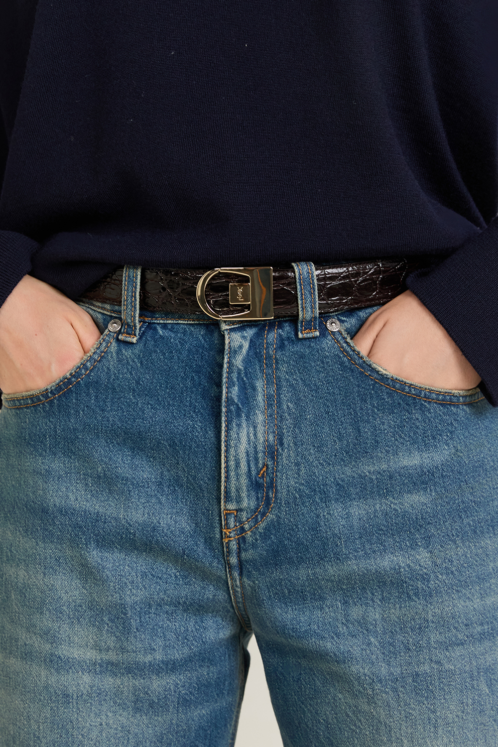 תמונת כל הלוק של חגורה דו-צדדית